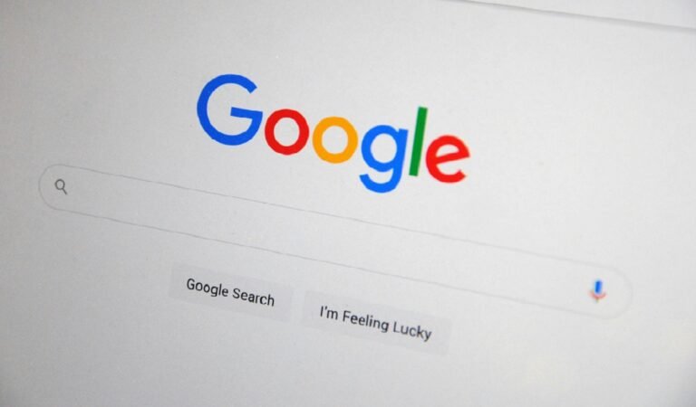 Google Gemini, Google Gemini AI, what is Google Gemini, how to use Google Gemini, Google Gemini vs ChatGPT, Google Gemini features, Gemini Pro, Gemini Nano, multimodal AI, AI assistant, Google DeepMind, generative AI